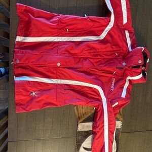 Con muchos detalles y zippers